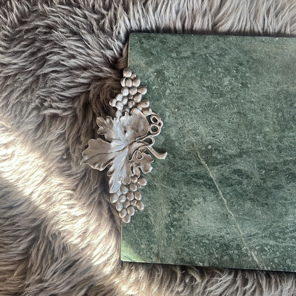 VINTAGE SEAGULL GREEN MARBLE CHEESE BOARD W/ PEWTER GRAPE HANDLES - Picture 2 of 7